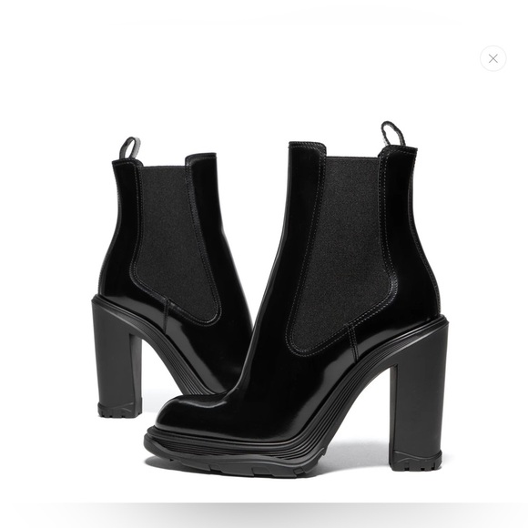 Alexander McQueen Womens Tread Heeled Chelsea Boot
Black - Picture 6 of 14